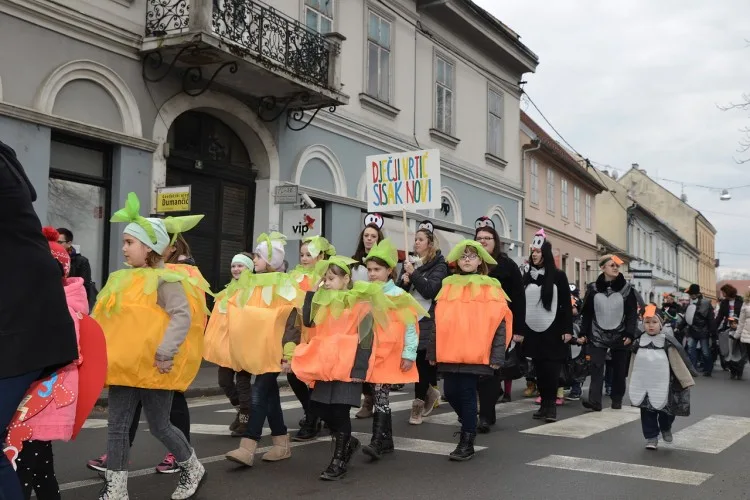 Pročitajte više o članku DV Sisak Novi sa 300 mališana sudjelovao u fašničkoj povorci