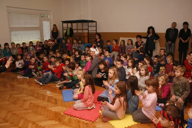 Pročitajte više o članku Nova predstava „Vesela i tužna maska“ oduševila djecu