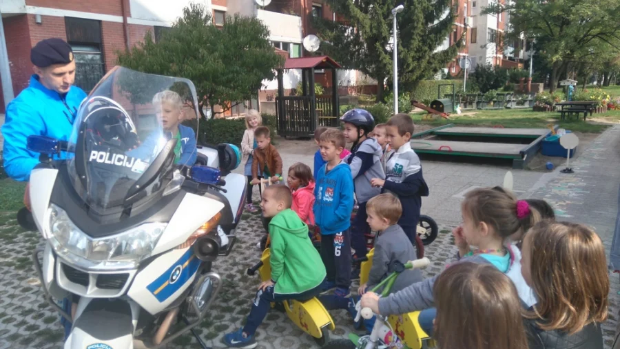 Pročitajte više o članku Povodom tjedna mobilnosti policajac na motoru posjetio djecu vrtića Sunce