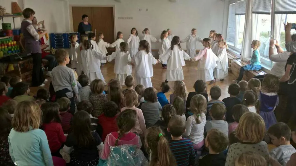 Trenutno pregledavate Kosjenka i folklorna skupina počastili prijatelje pjesmom i plesom za Valentinovo
