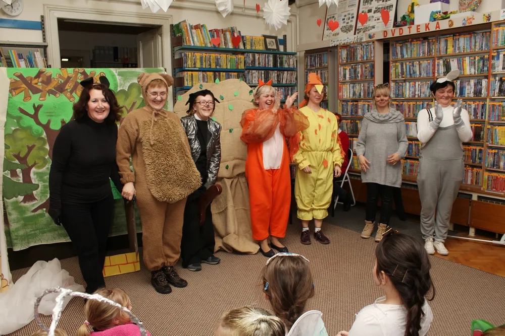 Trenutno pregledavate Odgojiteljice premijerno izvele predstavu “Ledena kućica” u knjižnici