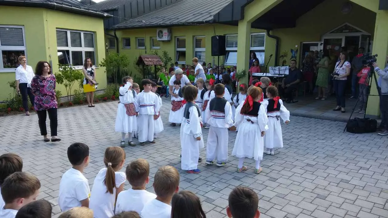 Trenutno pregledavate Folkloraši nastupili u Dječjem vrtiću Bubamara