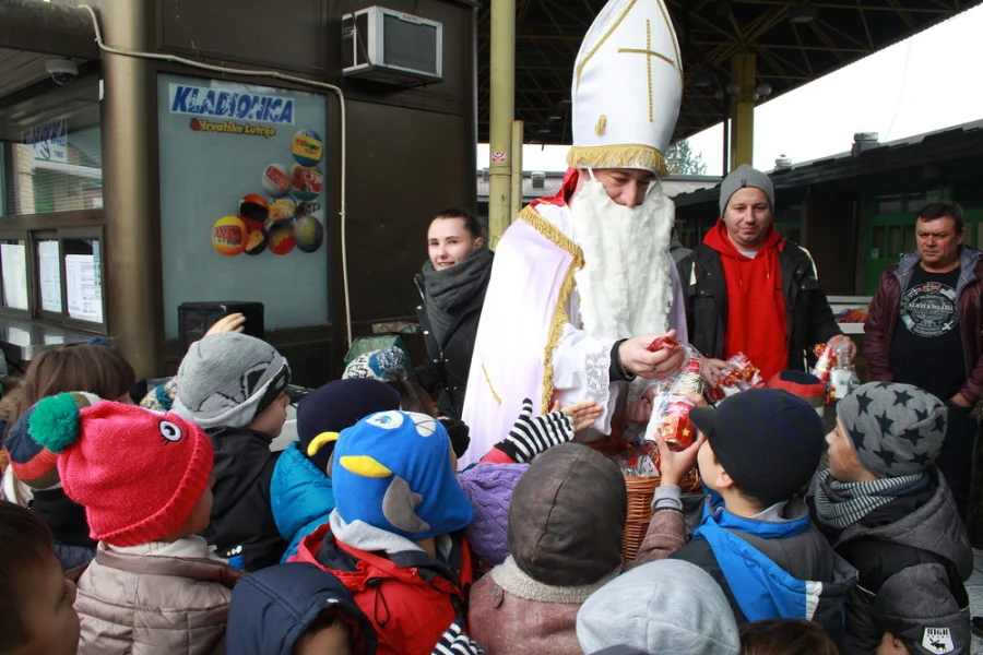 Pročitajte više o članku Sveti Nikola razveselio djecu na Gradskoj tržnici