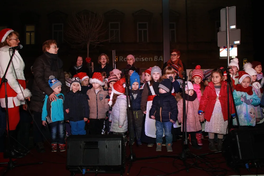 Trenutno pregledavate Kosjenka i folkloraši na svečanom dočeku svetog Nikole u centru grada