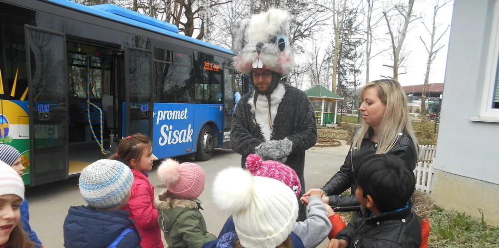 Trenutno pregledavate Poseban autobus iznenadio djecu u vrtiću