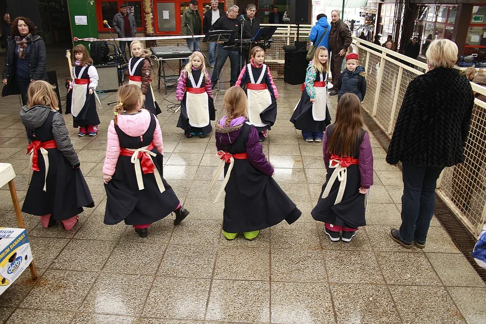 Trenutno pregledavate Kosjenka i folklorna igraonica Maslačak nastupili na tržnici povodom Dana žena