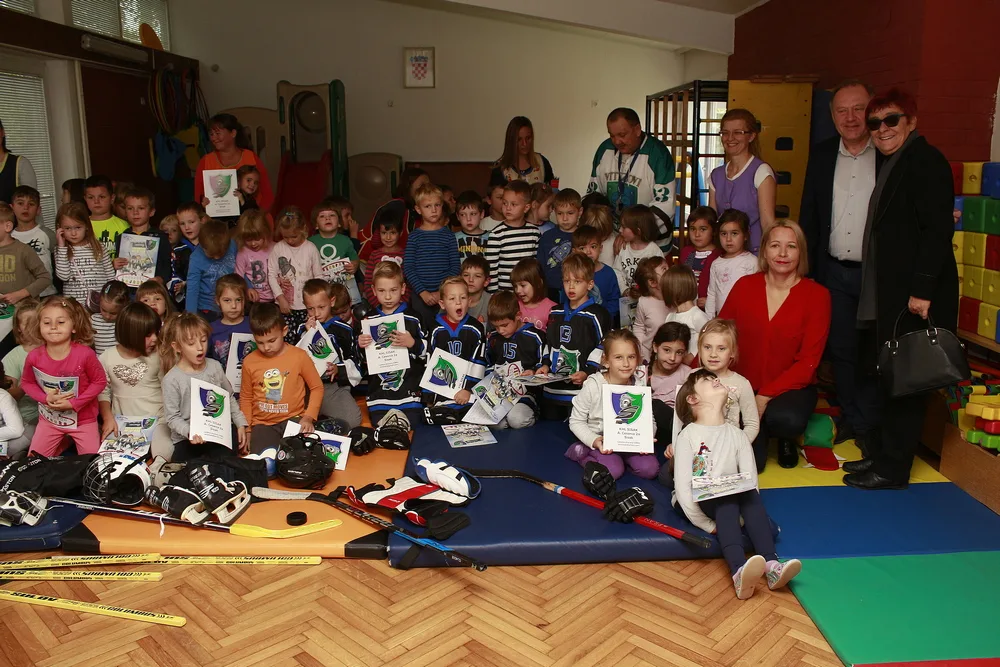 Trenutno pregledavate Predstavljena Hokejaška slikovnica u objektu Tratinčica
