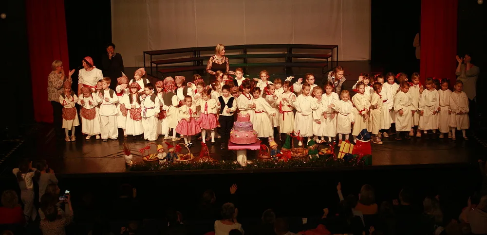 Trenutno pregledavate Rasplesani folkloraši DV Sisak Novi nastupili u Kristalnoj kocki vedrine