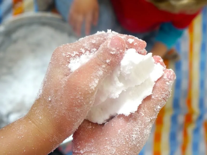 Pročitajte više o članku Kako sami možete izraditi umjetni snijeg i obogatiti dječju igru