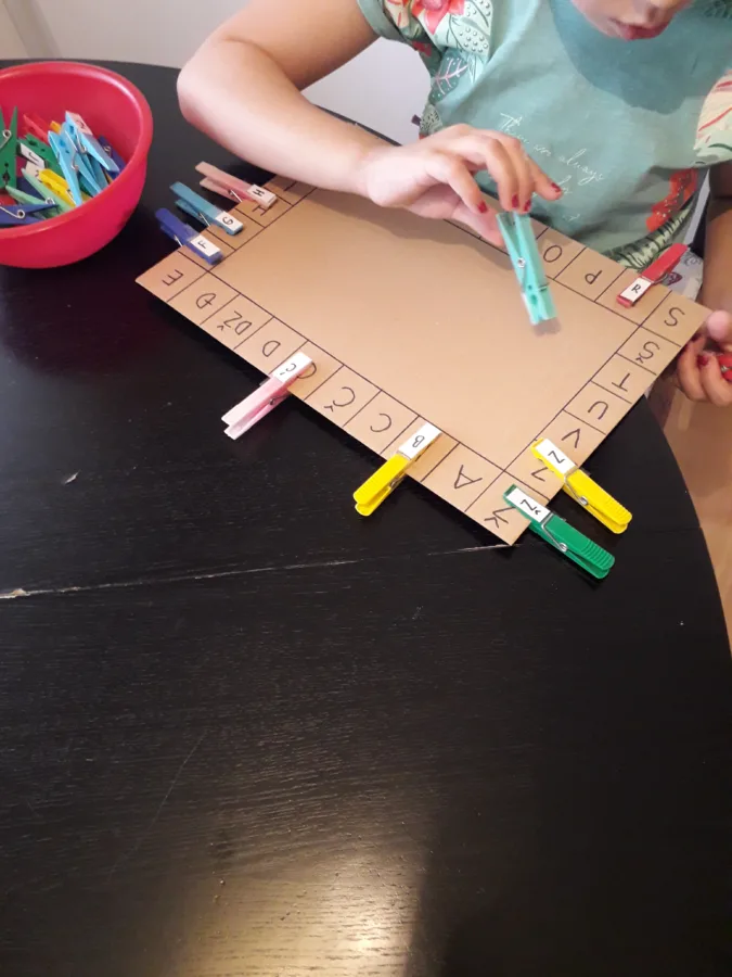 Kvačice i ploča sa slovima