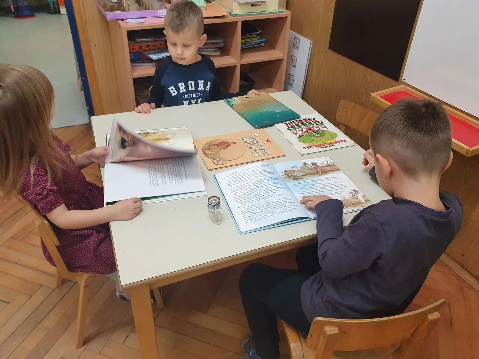 Trenutno pregledavate “Čitaj mi i čitat ću i ja” – skupina “Jabučice”