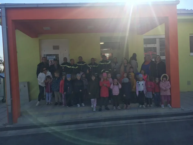 Pročitajte više o članku Vatrogasna vježba u Dječjem vrtiću Sisak Novi objekt „Sunce“