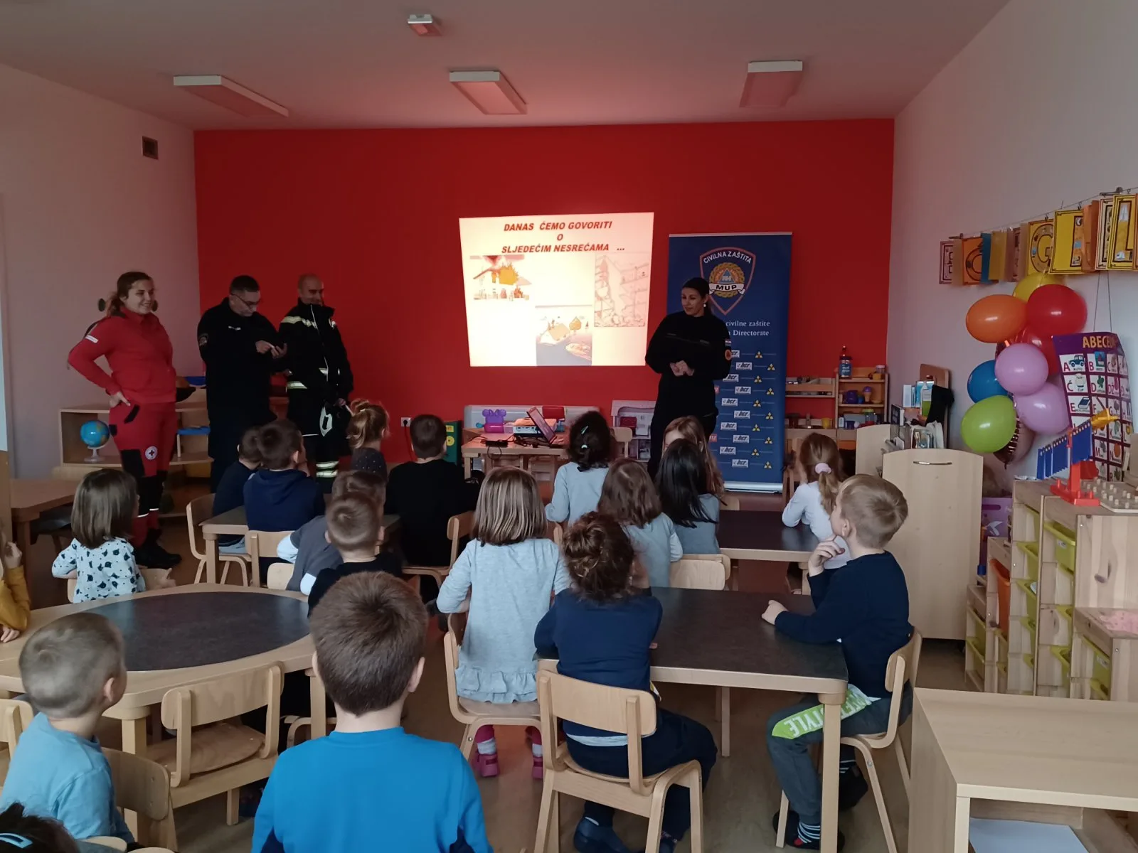 Trenutno pregledavate Djelatnici Civilne zaštite, Javne vatrogasne  postaje i Crvenog križa posjetili su skupinu “Ježići”